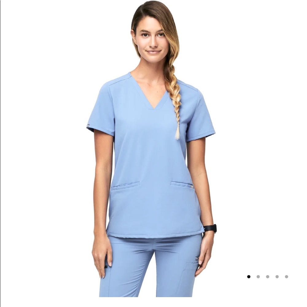 New Figs casma three pocket top